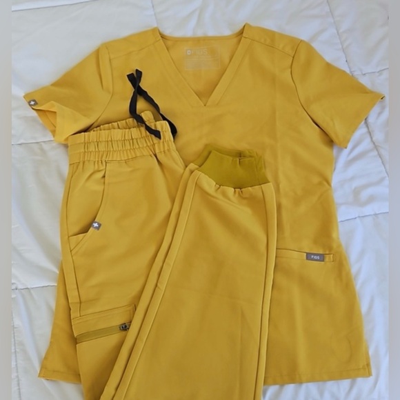 Figs Women’s RARE FIND Mustard Yellow Scrub Set. XS. - Picture 9 of 10